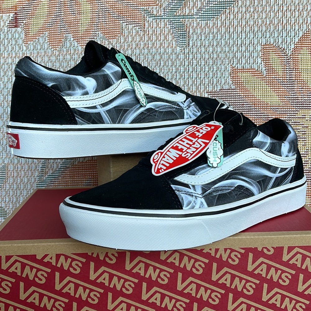 Vans Men’s Comfycush Old Skool 
After Dark Black/White
VN0A5DYCBZW
sneakers
